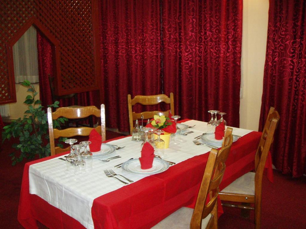 Hotel Jezero Сараево Ресторант снимка